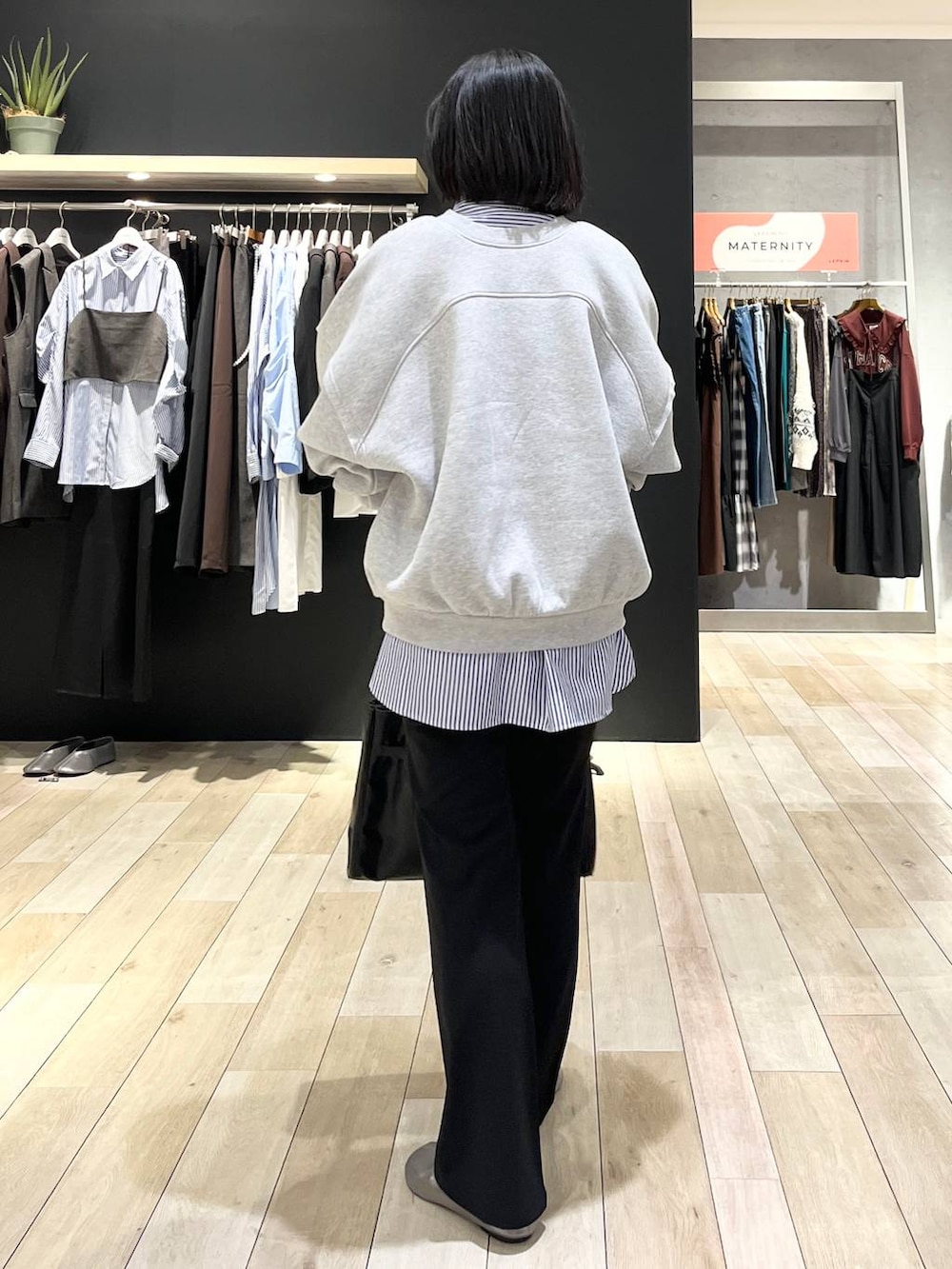 ブラック系のその他パンツ、その他のシャツ/ブラウス、グレー系のスウェットを着用したレディースの秋コーディネートの3枚目の写真