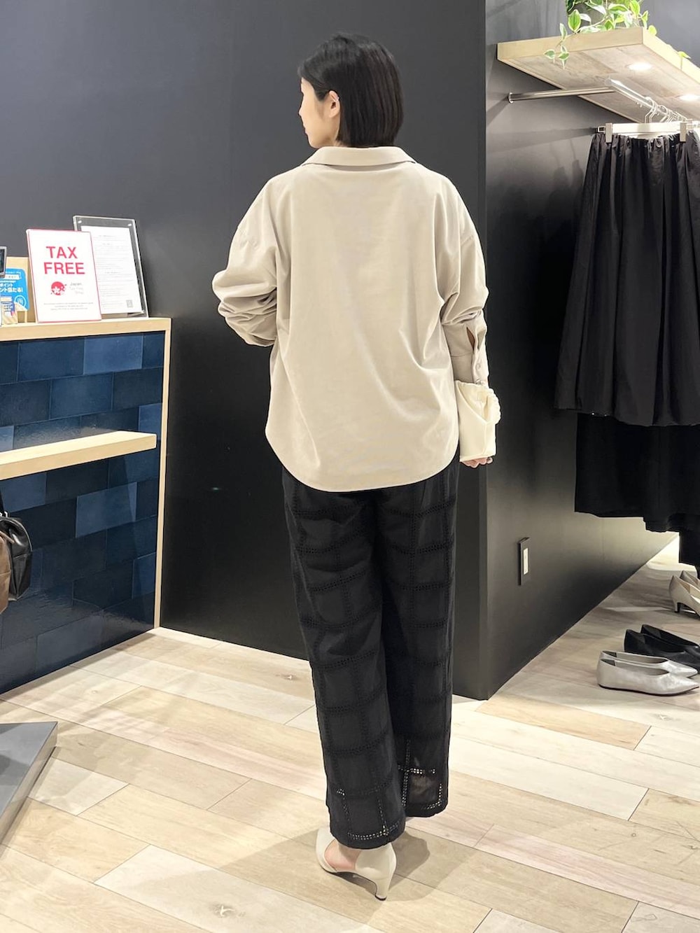 ホワイト系のパンプス、ホワイト系のショルダーバッグ、ベージュ系のシャツ/ブラウスを着用したレディースの冬コーディネートの4枚目の写真