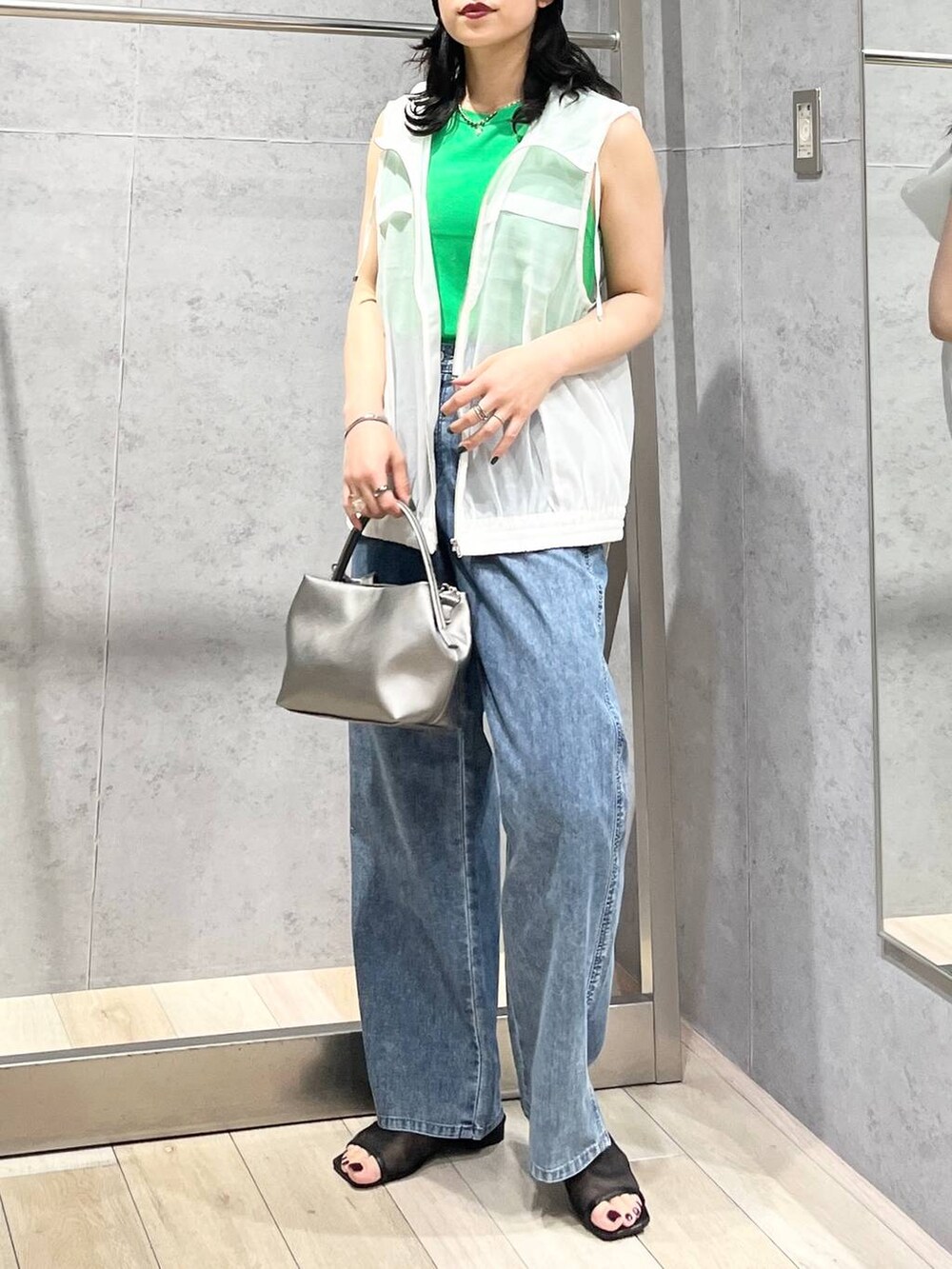「女子会、サンダル、タンクトップ、デニムパンツ、カジュアル、モード、ベーシック/シンプル、デート/ロマンティック、楽ちんコーデ、春コーデ、きれいめカジュアル_LEPSIM、LEPSIM、おでかけ、シンプルコーデ、春色」｜「LEPSIMの14ゲージサイドスリットノースリーブ　243179（その他トップス、グリーン系）」を使った、エムアイさん（レディース・162cm）の春コーディネートの6枚目の写真