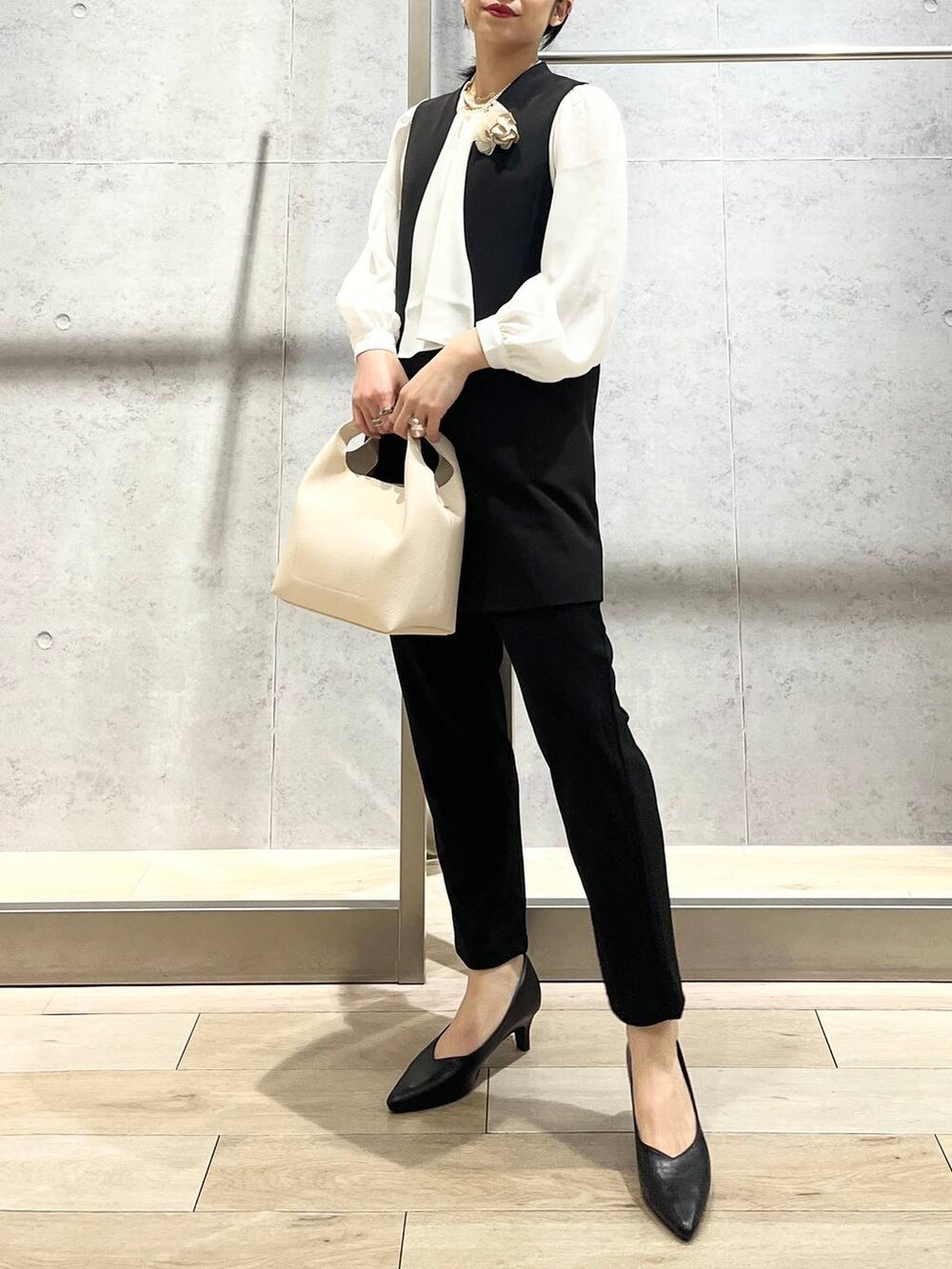 「カジュアル、モード、ベーシック/シンプル、楽ちんコーデ、春コーデ、冬コーデ、女子会、きれいめカジュアル_LEPSIM、LEPSIM、おでかけ、シンプルコーデ、入学式・卒業式、ジャケット、ジャケットスタイル、セットアップ」｜「LEPSIMの【入卒式／セレモニー】Wクロスストレッチテーパードパンツ　207773（スーツパンツ、ブラック系）」を使った、エムアイさん（レディース・162cm）の冬コーディネートの4枚目の写真