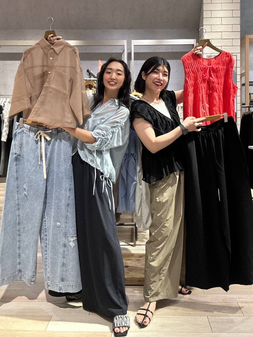 レッド系のシャツ/ブラウス、ブルー系のデニムパンツ、ブラック系のその他パンツを着用したレディースの夏コーディネートの2枚目の写真