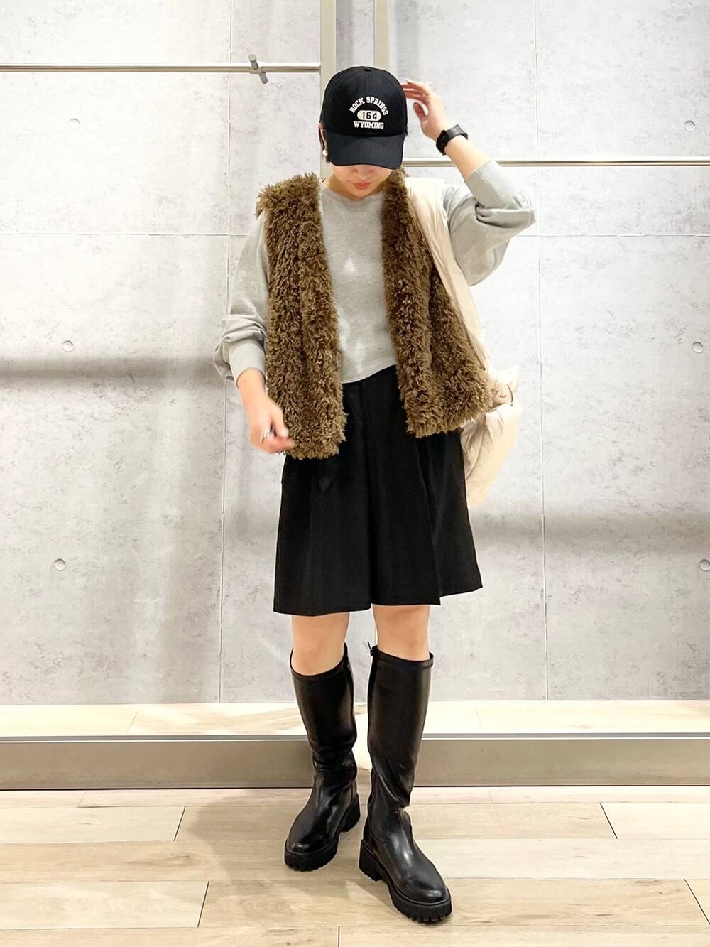 ブラウン系のベスト、ブラック系のその他パンツ、グレー系のTシャツ/カットソーを着用したレディースの秋コーディネートの5枚目の写真