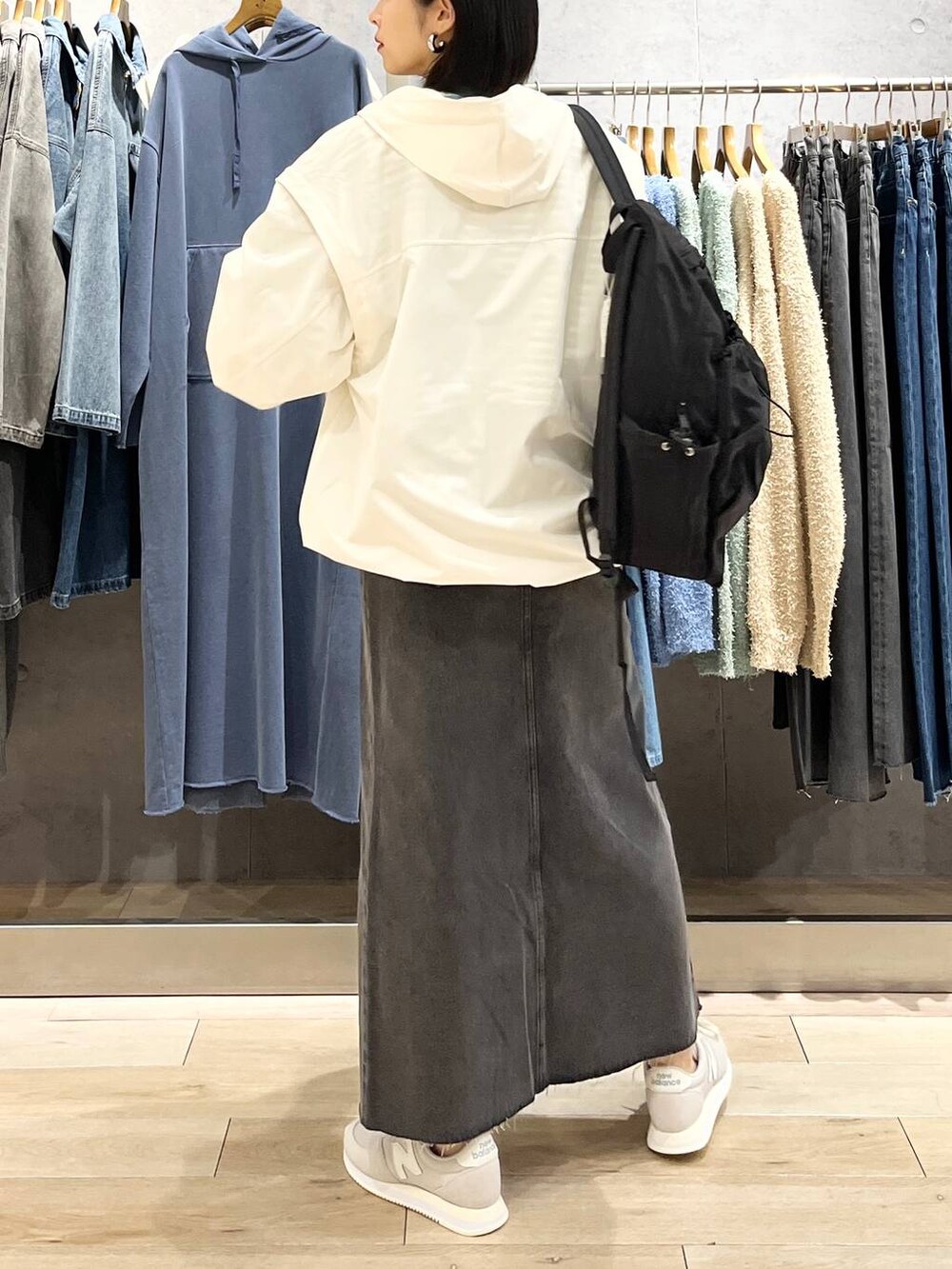 ブラック系のショルダーバッグ、ホワイト系のTシャツ/カットソー、ブラック系のスカートを着用したレディースの春コーディネートの7枚目の写真