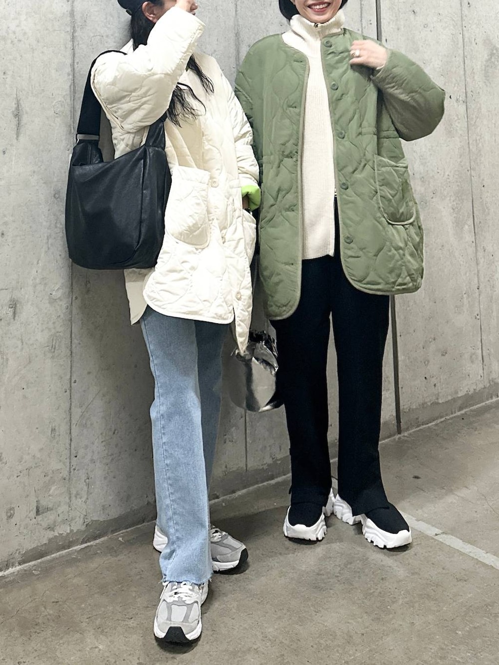 ブラック系のその他パンツ、ブラック系のその他アウター、グリーン系のその他アウターを着用したレディースの冬コーディネートの6枚目の写真