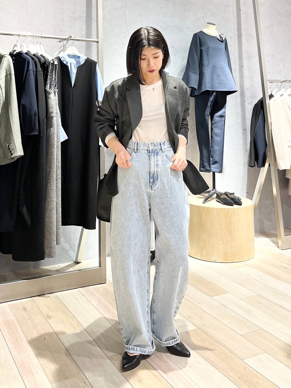 ホワイト系のTシャツ/カットソー、ブルー系のデニムパンツ、ブラック系のショルダーバッグを着用したレディースの冬コーディネートの8枚目の写真