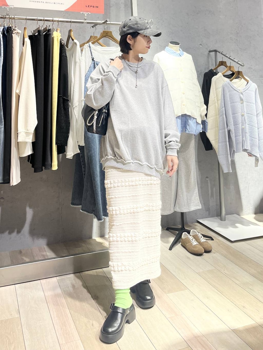 ブラック系のサンダル、グレー系のスウェット、ブラック系のボストンバッグを着用したレディースの冬コーディネートの5枚目の写真