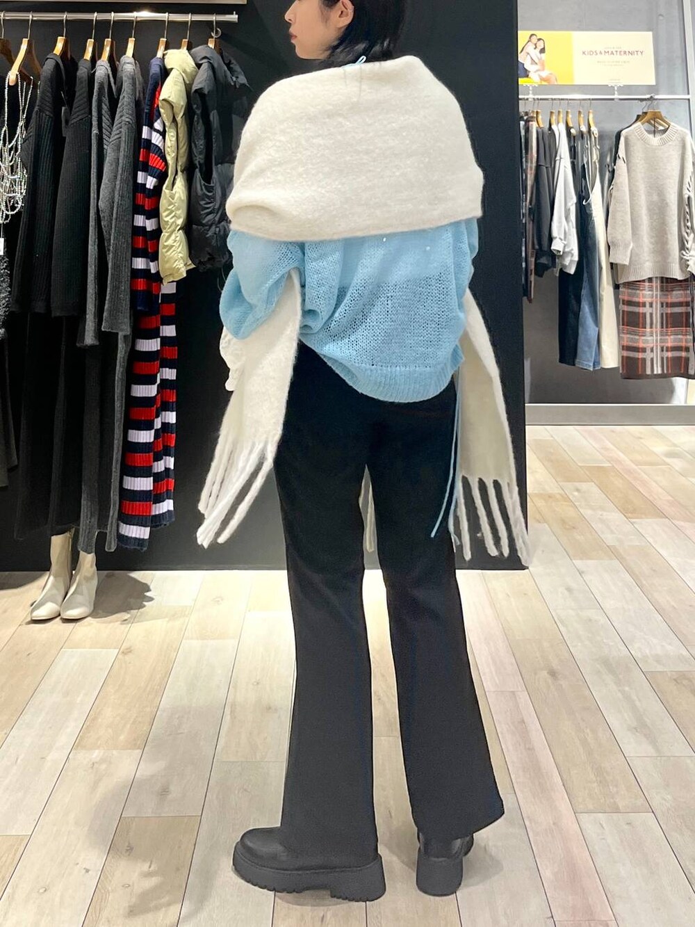 ブラック系のローファー、ホワイト系のTシャツ/カットソー、ブルー系のニット/セーターを着用したレディースの秋コーディネートの4枚目の写真