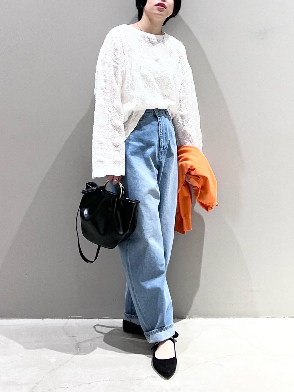 「LEPSIM、レプシィム(LEPSIM)、レース、レーストップス、デニム、デニムパンツ、カーブパンツ、ストラップシューズ、シンプルコーデ、カーディガン、春コーデ、シアートップス、淡色コーデ、きれいめカジュアル、休日スタイル」｜「LEPSIMのカーブデニムパンツ　356528（デニムパンツ、ブルー系）」を使った、エムアイさん（レディース・162cm）の春コーディネートの5枚目の写真