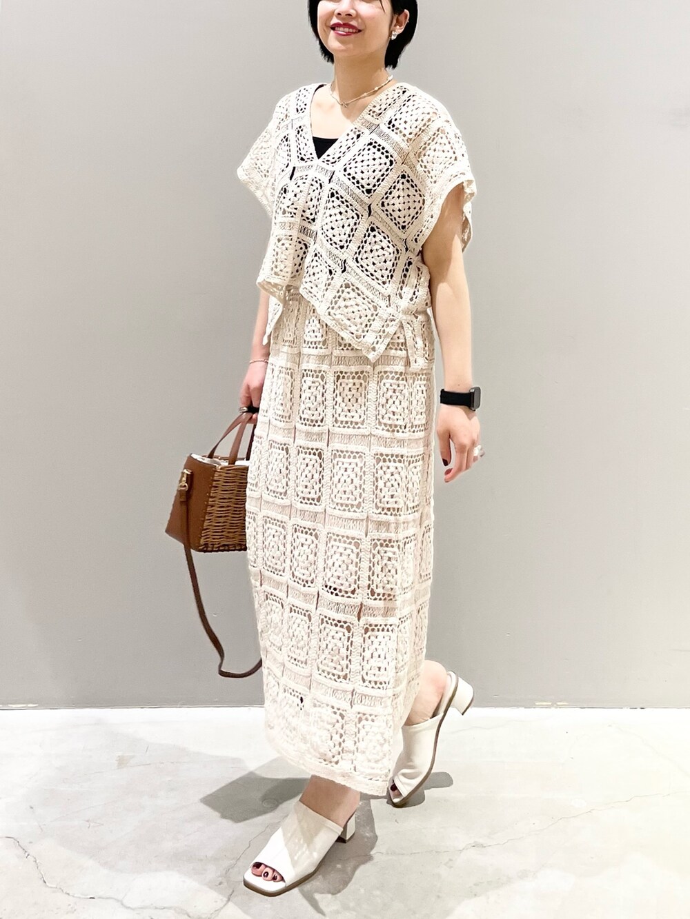 ホワイト系のスカート、ホワイト系のTシャツ/カットソー、ホワイト系のサンダルを着用したレディースの夏コーディネートの6枚目の写真