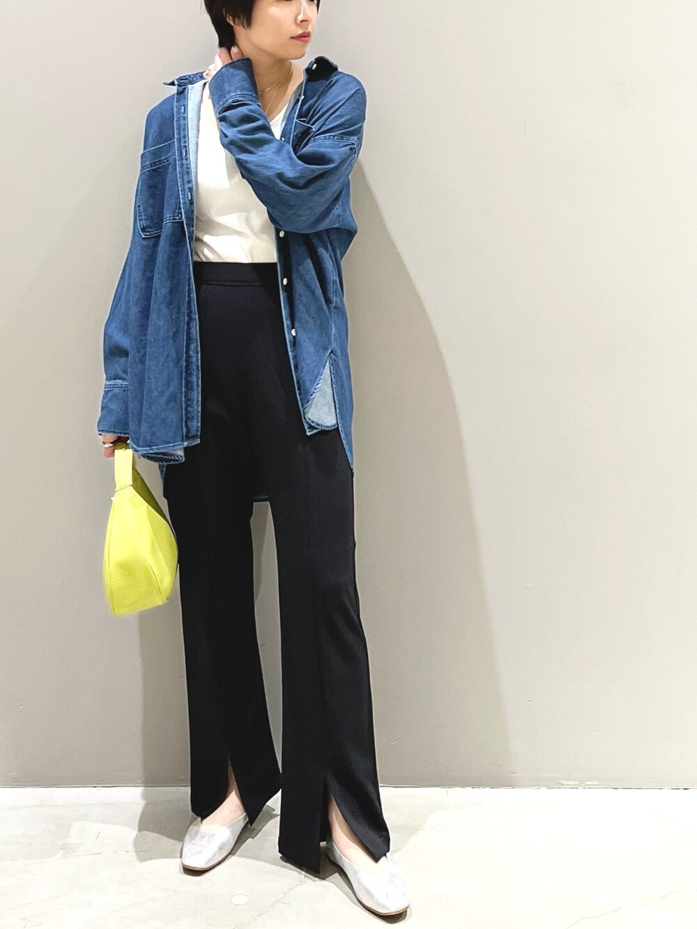 イエロー系のショルダーバッグ、ブラック系のその他パンツ、グレー系のパンプスを着用したレディースの春コーディネートの8枚目の写真