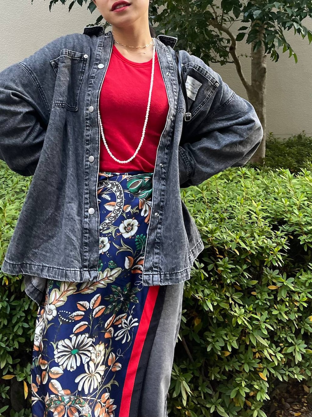 ブラック系のローファー、レッド系のTシャツ/カットソー、ブラック系のショルダーバッグを着用したレディースの冬コーディネートの10枚目の写真