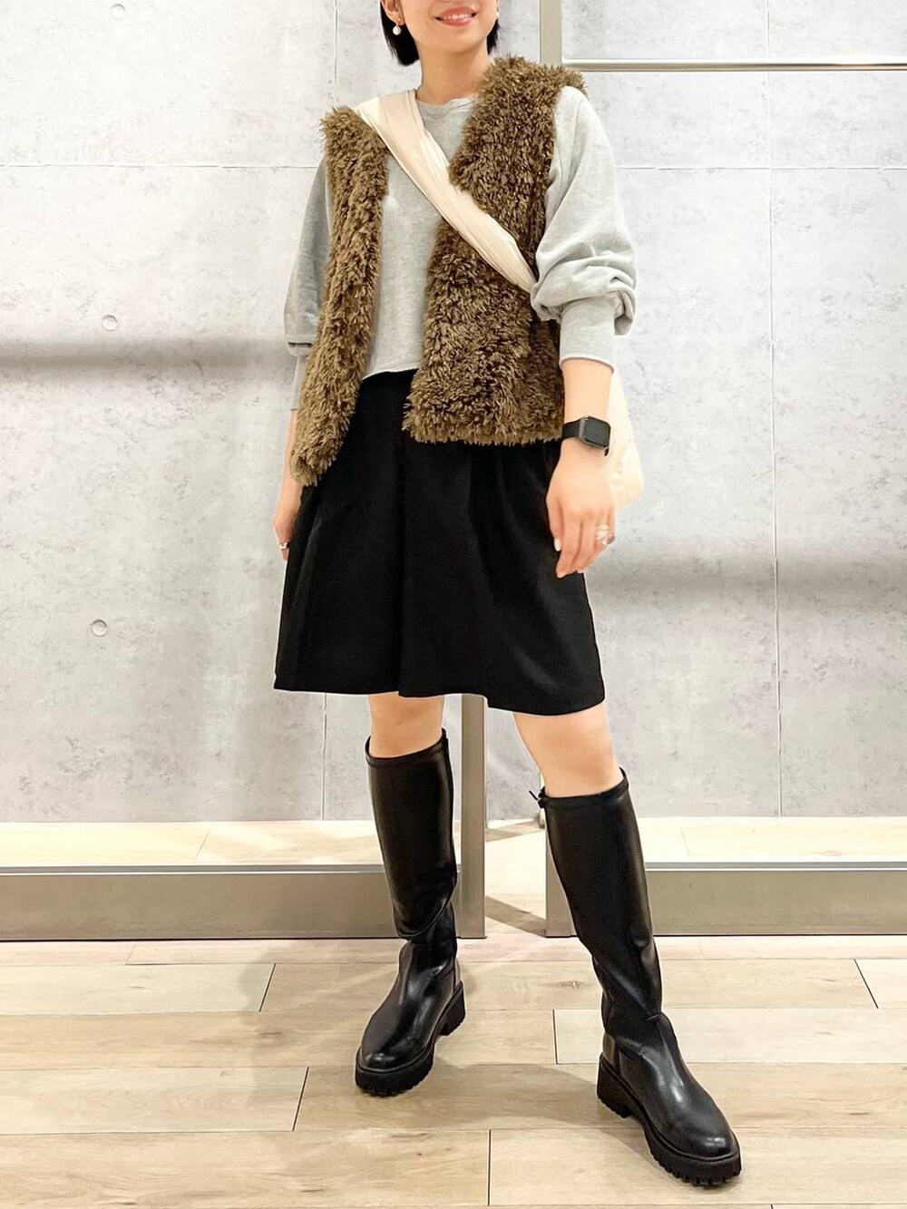 ブラウン系のベスト、ブラック系のその他パンツ、グレー系のTシャツ/カットソーを着用したレディースの秋コーディネートの9枚目の写真