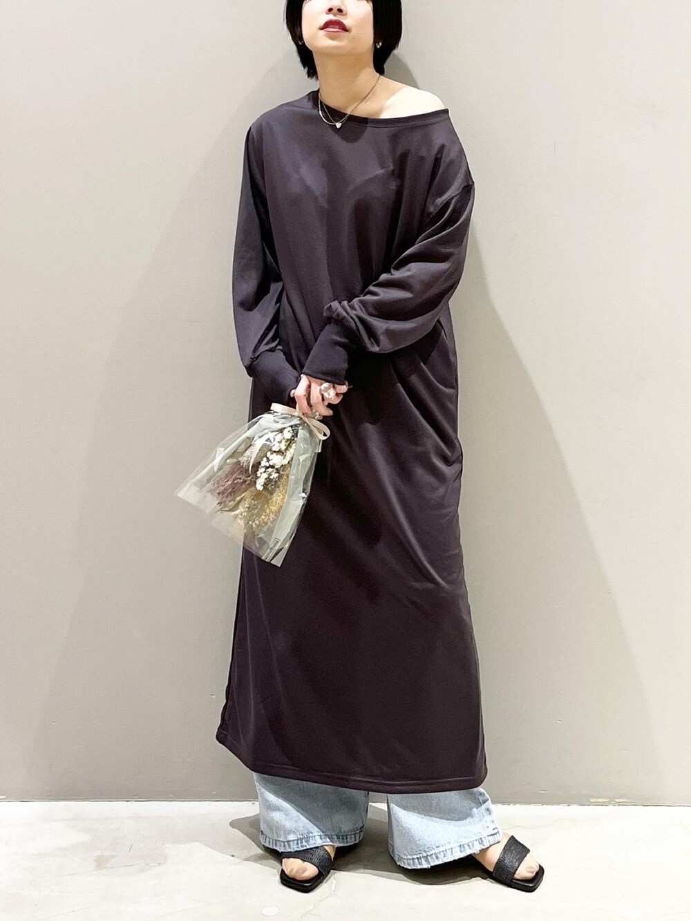 「LEPSIM、レプシィム(LEPSIM)、ワンピース、ロングワンピース、春コーデ、デニム、サンダル、ドライフラワー、シンプルコーデ、プチプラ、オフショル、デニムパンツ、チャコールグレー、大人カジュアル、カジュアルコーデ」｜「LEPSIMのオープントゥフラットサンダル　192256（サンダル、ブラック系）」を使った、エムアイさん（レディース・162cm）の春コーディネートの3枚目の写真
