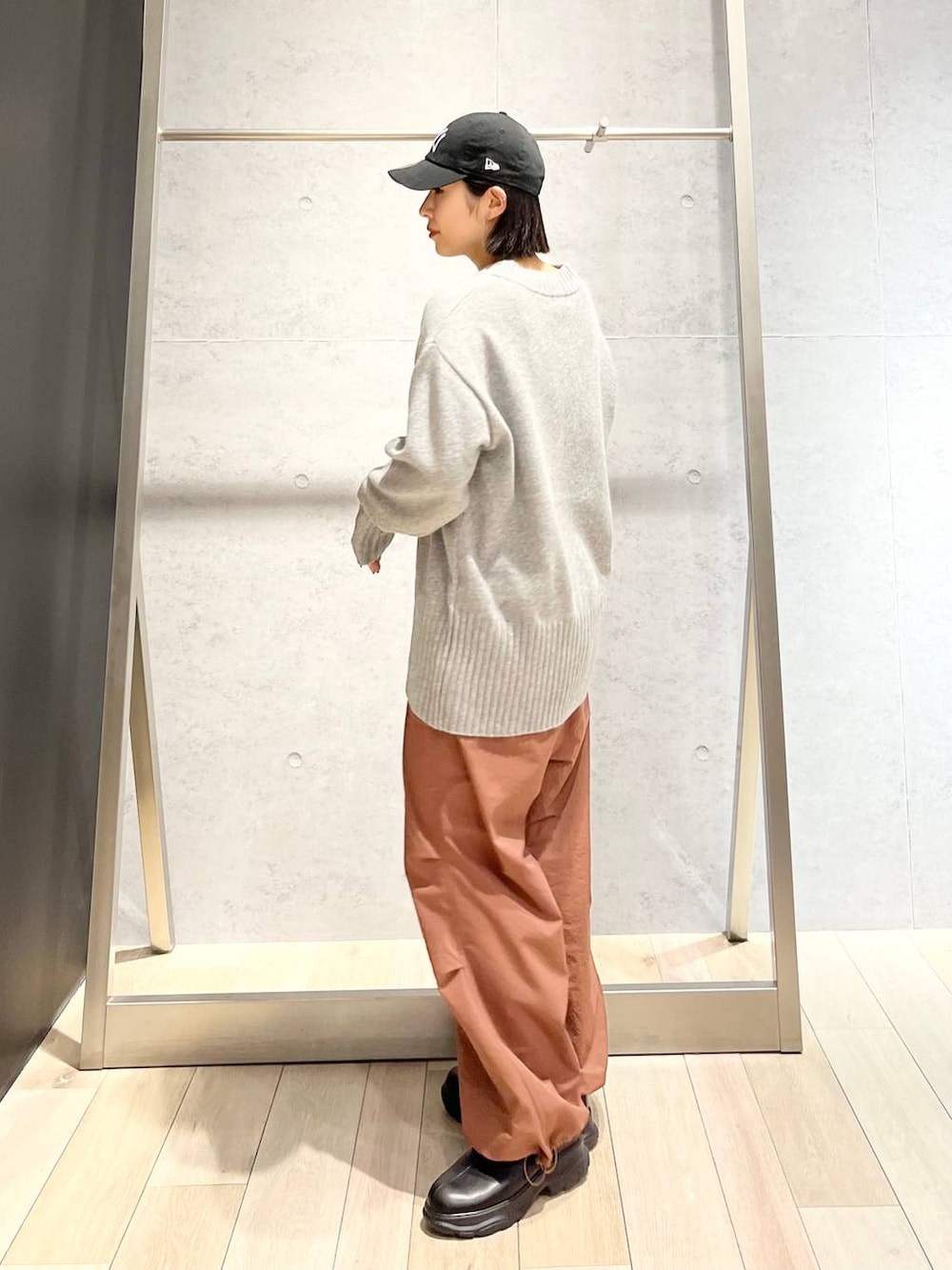 グレー系のその他パンツ、ブラック系のブーツ、グレー系のニット/セーターを着用したレディースの秋コーディネートの3枚目の写真