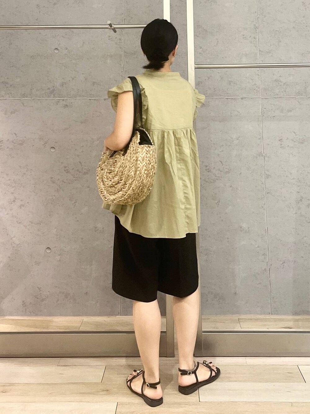 ブラック系のショルダーバッグ、ブラウン系のサンダル、ブラック系のその他パンツを着用したレディースの夏コーディネートの3枚目の写真