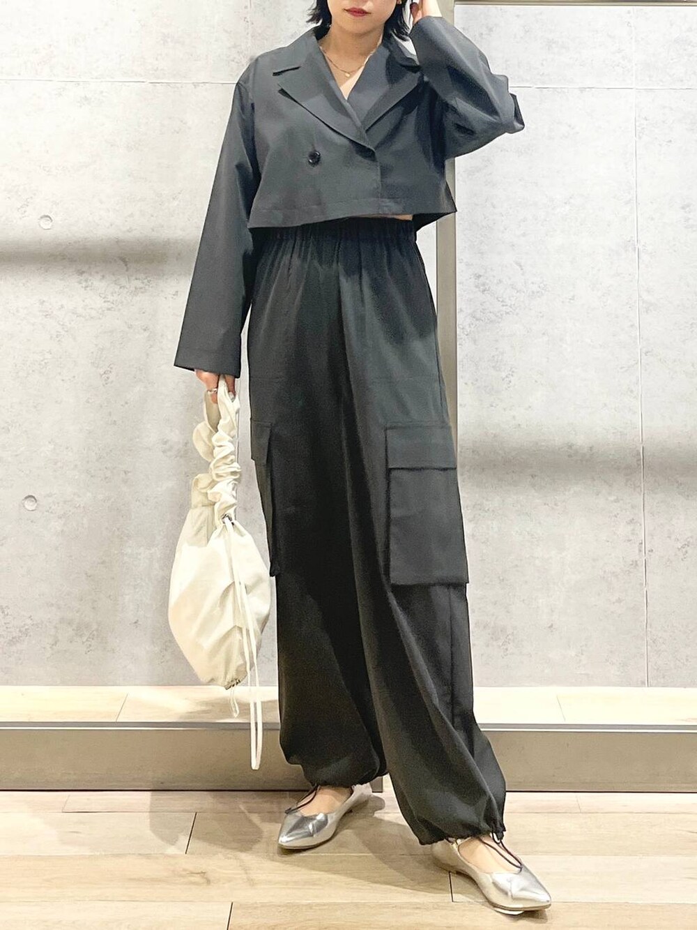 「LEPSIM、アウター、トレンチコート、ワイドパンツ、ミリタリー、セットアップ、パンプス、ショルダーバッグ、シンプルコーデ、ストリート、モノトーン、シルバー、ワントーンコーデ、ショート丈トップス、ミリタリーパンツ」｜「LEPSIMのワイドカーゴポケットパンツ　987520（カーゴパンツ、グレー系）」を使った、エムアイさん（レディース・162cm）の冬コーディネートの5枚目の写真