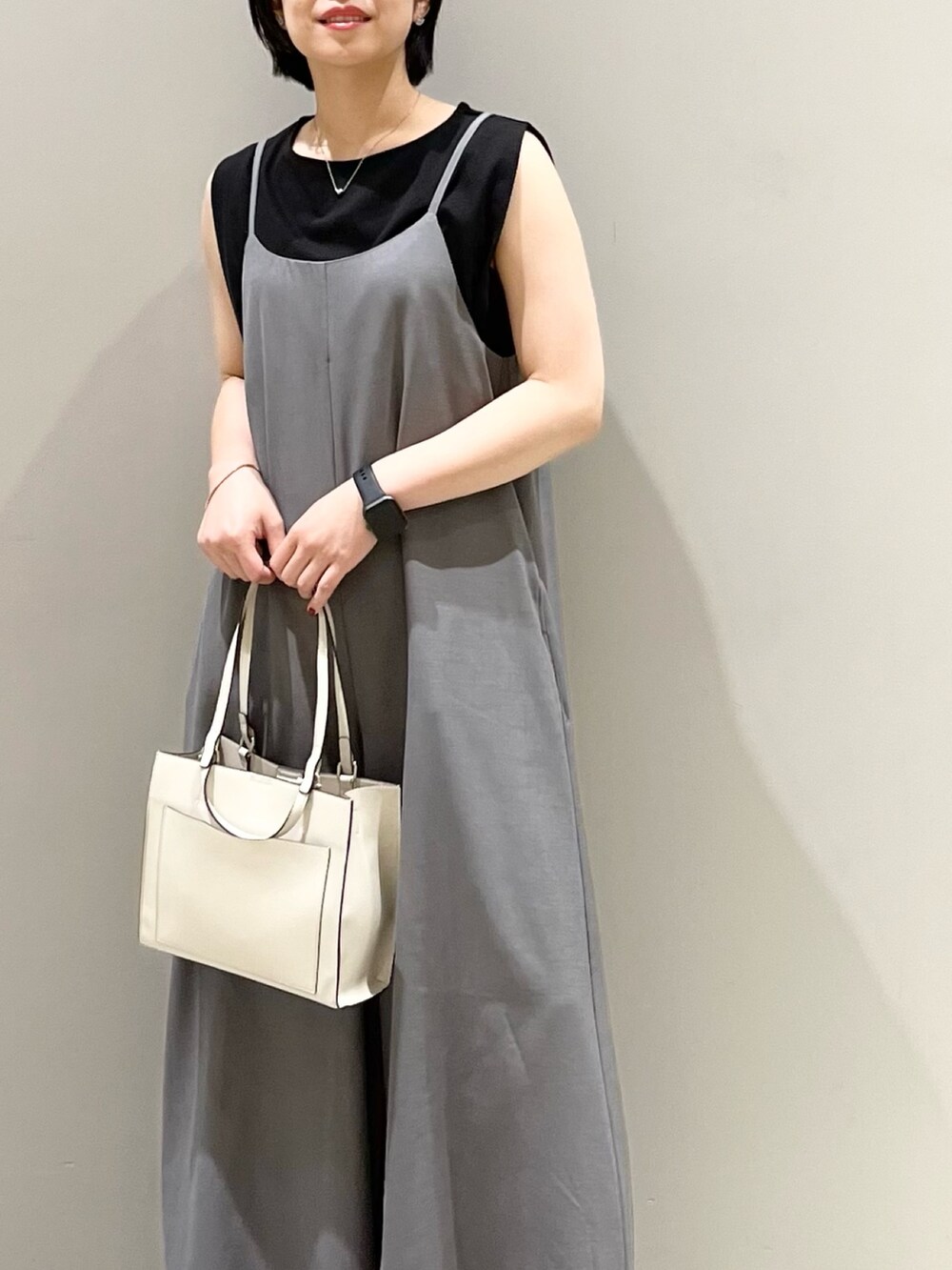 ホワイト系のショルダーバッグ、グレー系のその他パンツ、ホワイト系のサンダルを着用したレディースの夏コーディネートの8枚目の写真