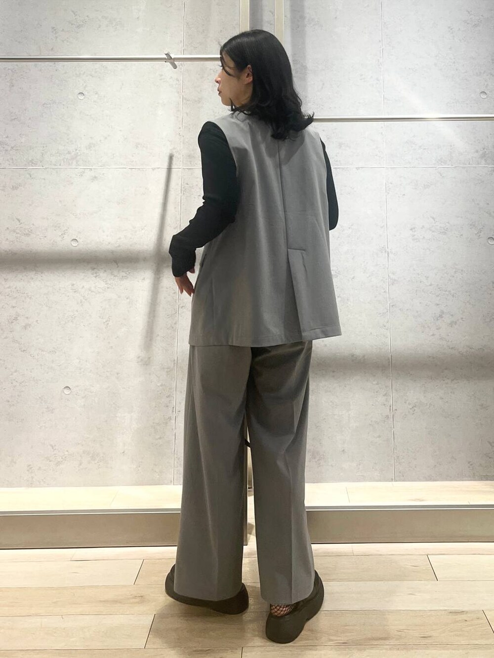 ブラック系のボストンバッグ、グレー系のその他パンツ、ブラック系のサンダルを着用したレディースの春コーディネートの7枚目の写真