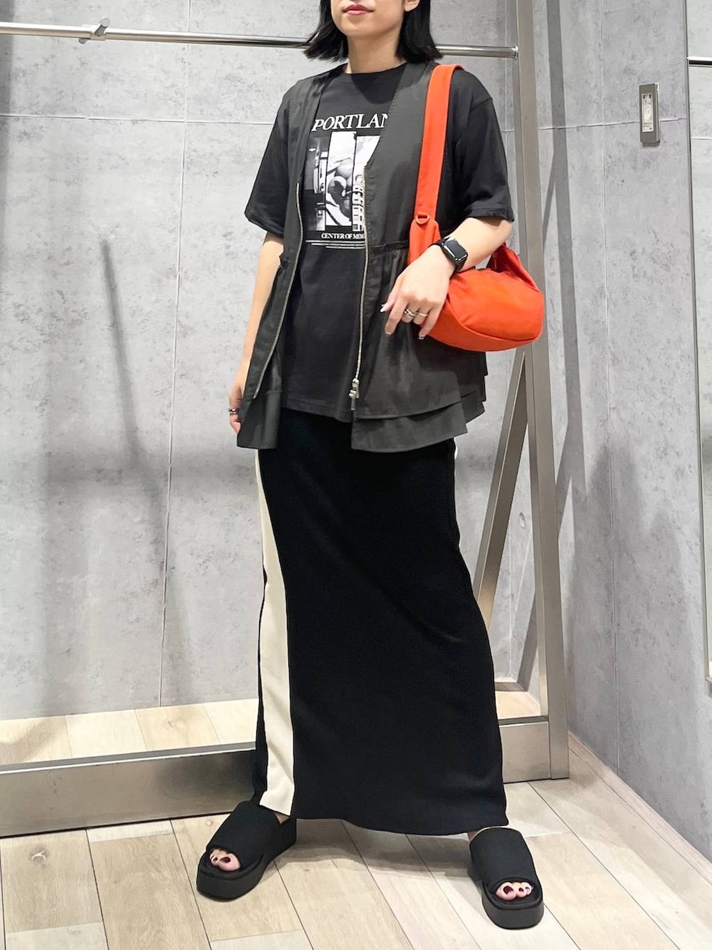 「カジュアル、おでかけ、シンプルコーデ、モード、ベーシック/シンプル、デート/ロマンティック、楽ちんコーデ、夏コーデ、女子会、きれいめカジュアル_LEPSIM、バッグ、LEPSIM、サンダル、ベスト、選べる丈シリーズ_LEPSIM」｜「LEPSIMの14ゲージアソート柄ニットスカート　286165（スカート、ブラック系）」を使った、エムアイさん（レディース・162cm）の夏コーディネートの2枚目の写真