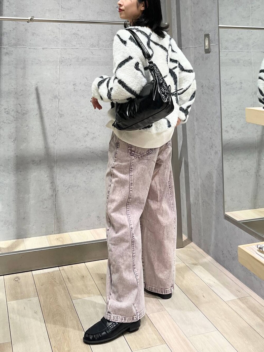 ホワイト系のカーディガン/ボレロ、ブラック系のローファー、ブラック系のショルダーバッグを着用したレディースの冬コーディネートの6枚目の写真