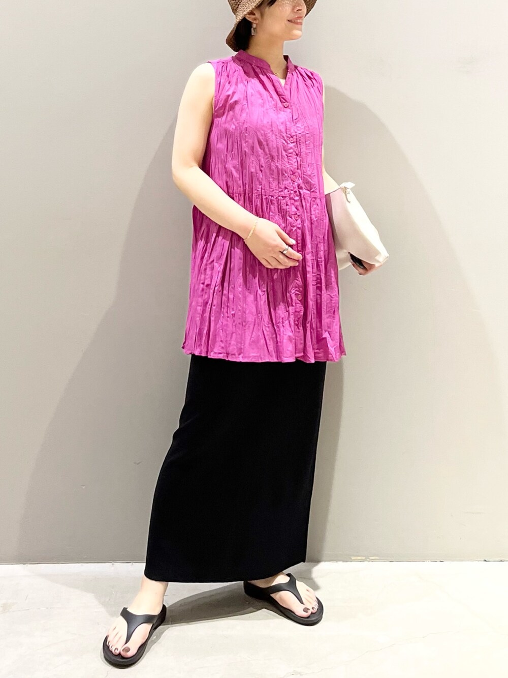 ブラック系のスカート、パープル系のシャツ/ブラウス、ブラック系のサンダルを着用したレディースの夏コーディネートの6枚目の写真