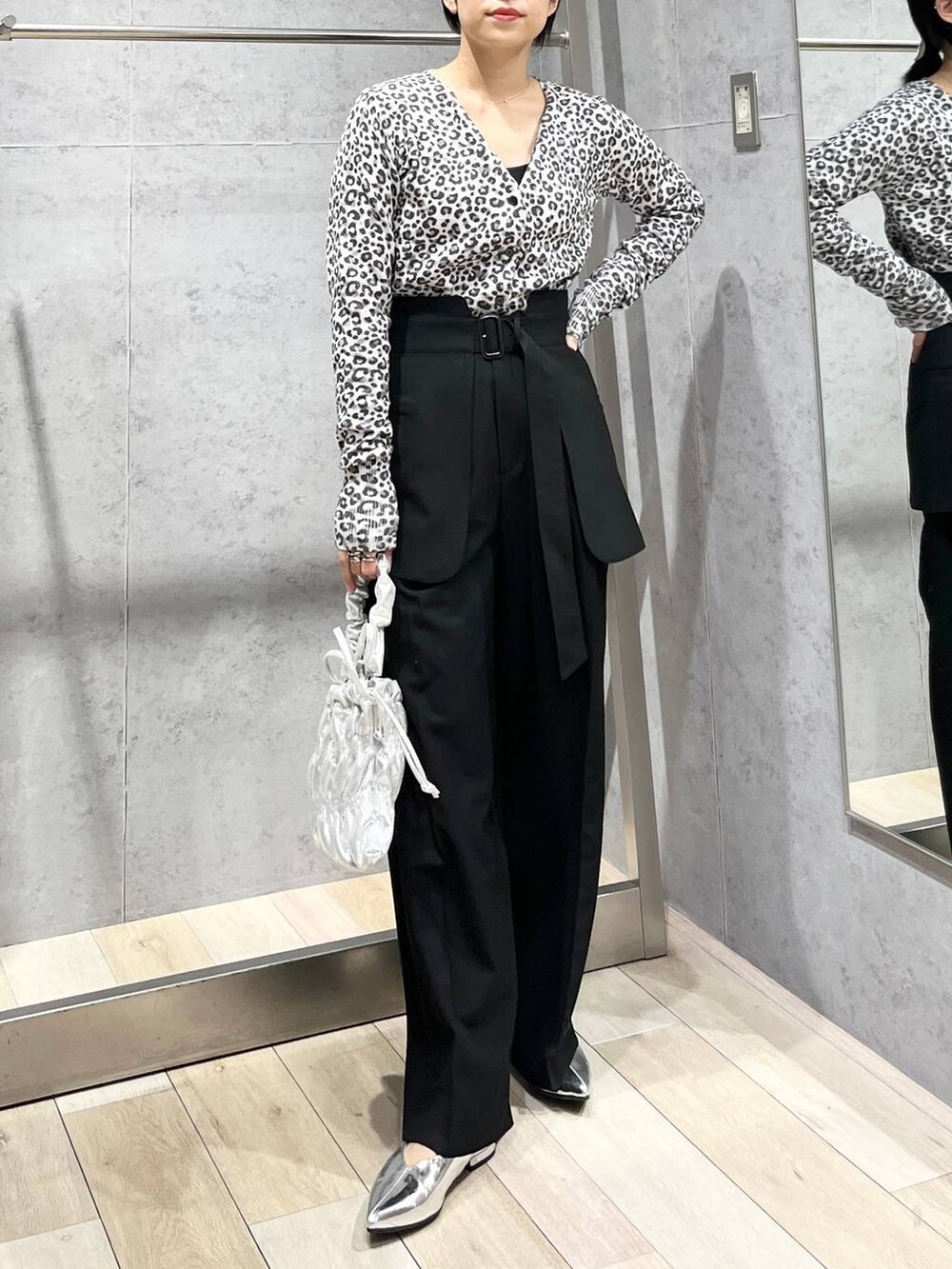 シルバー系のショルダーバッグ、シルバー系のその他シューズ、ブラック系のその他パンツを着用したレディースの秋コーディネートの3枚目の写真