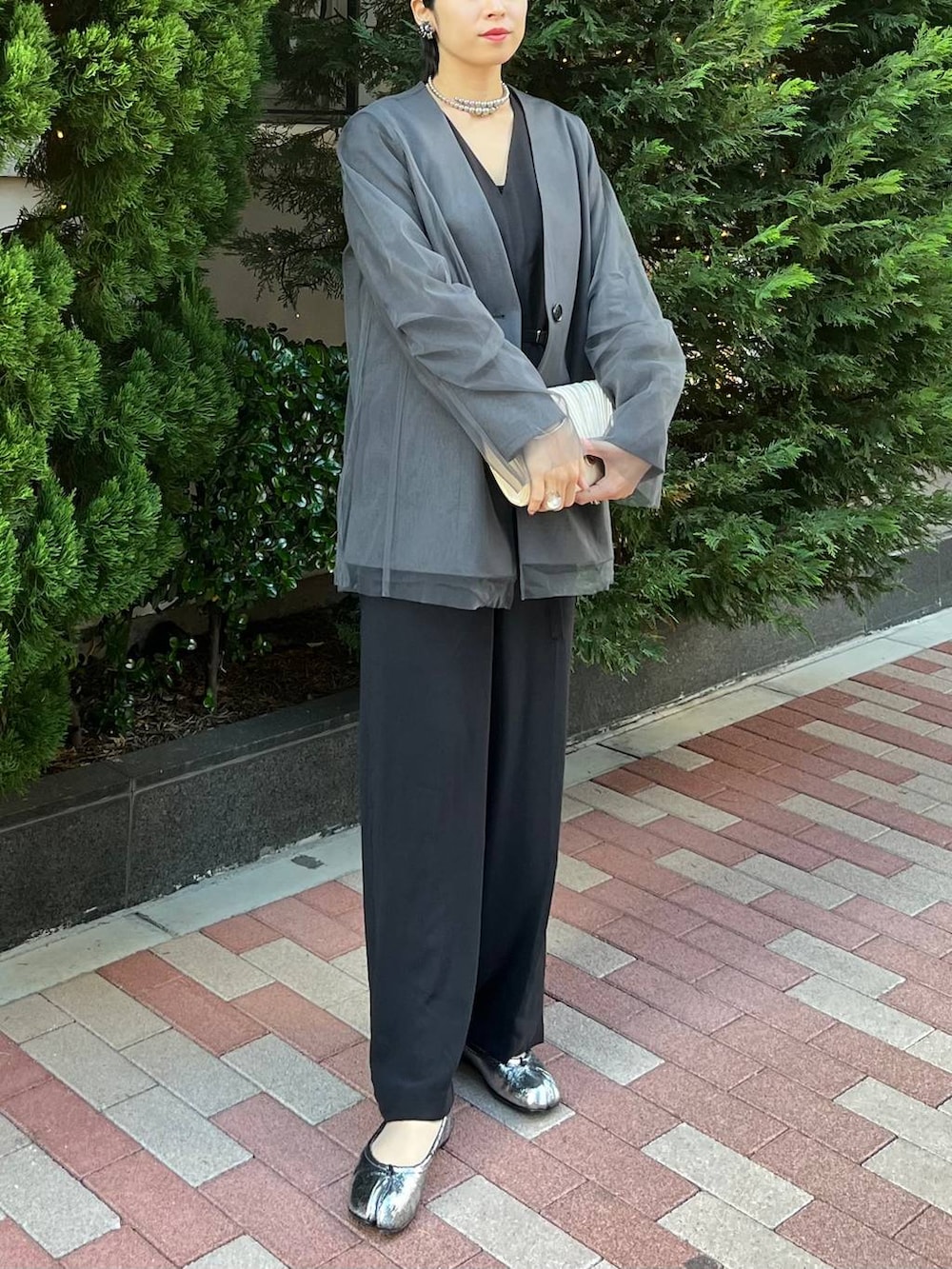 グレー系のノーカラージャケット、ブラック系のつなぎ/オールインワン、シルバー系のネックレスを着用したレディースの秋コーディネートの6枚目の写真