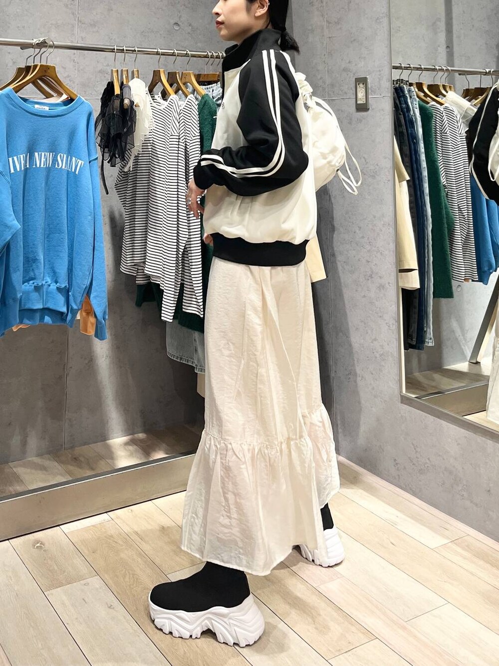 ホワイト系のスカート、ブラック系のブーツ、ブルー系のTシャツ/カットソーを着用したレディースの冬コーディネートの7枚目の写真