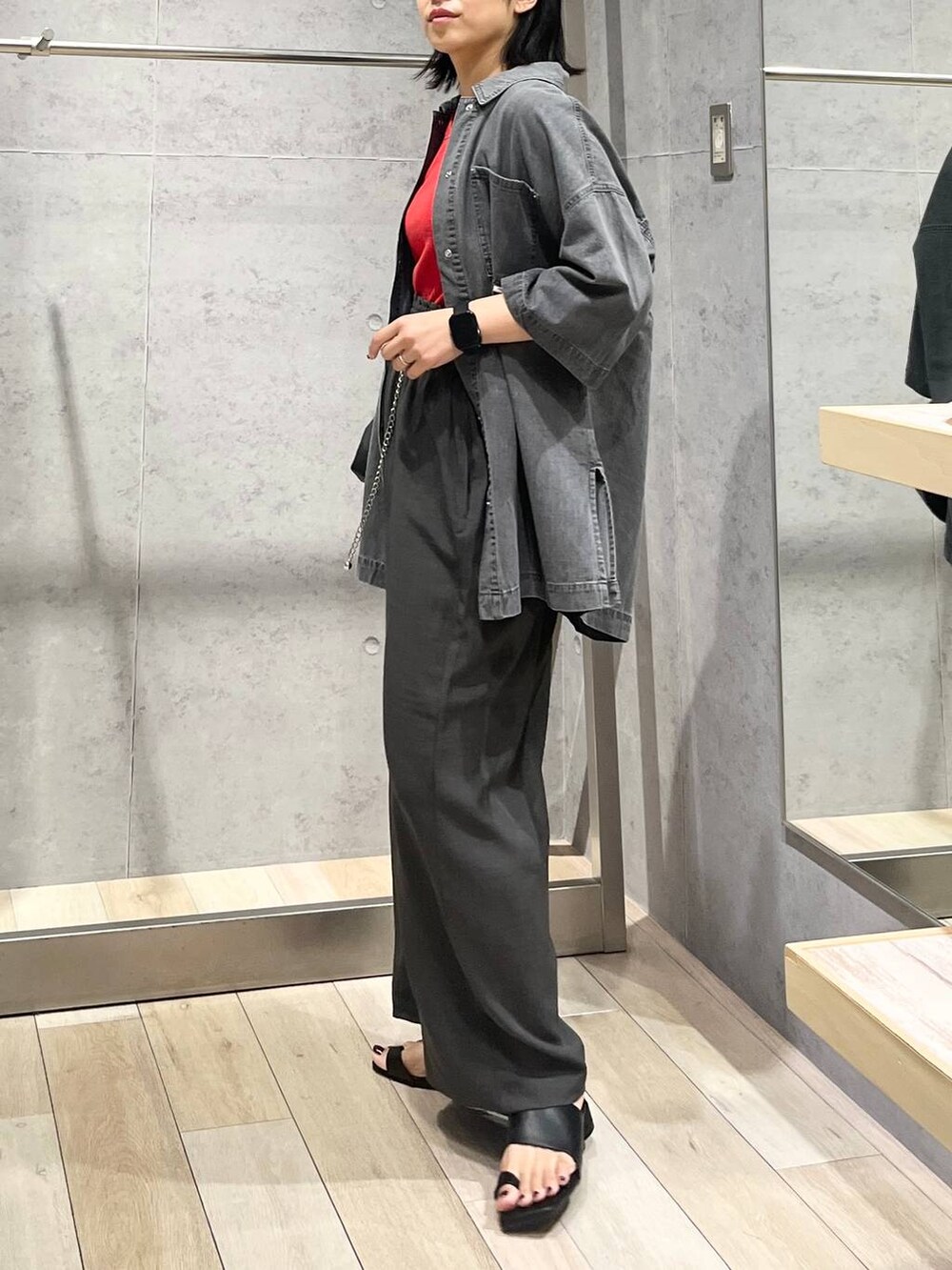 グレー系のシャツ/ブラウス、レッド系のTシャツ/カットソー、グレー系のその他パンツを着用したレディースの夏コーディネートの2枚目の写真