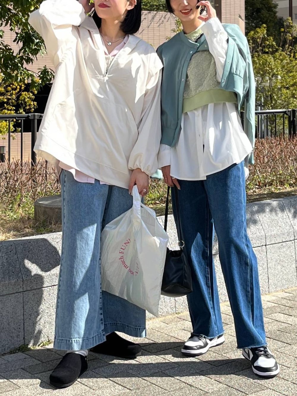 グリーン系のベスト、ブルー系のデニムパンツ、ピンク系のシャツ/ブラウスを着用したレディースの春コーディネートの4枚目の写真