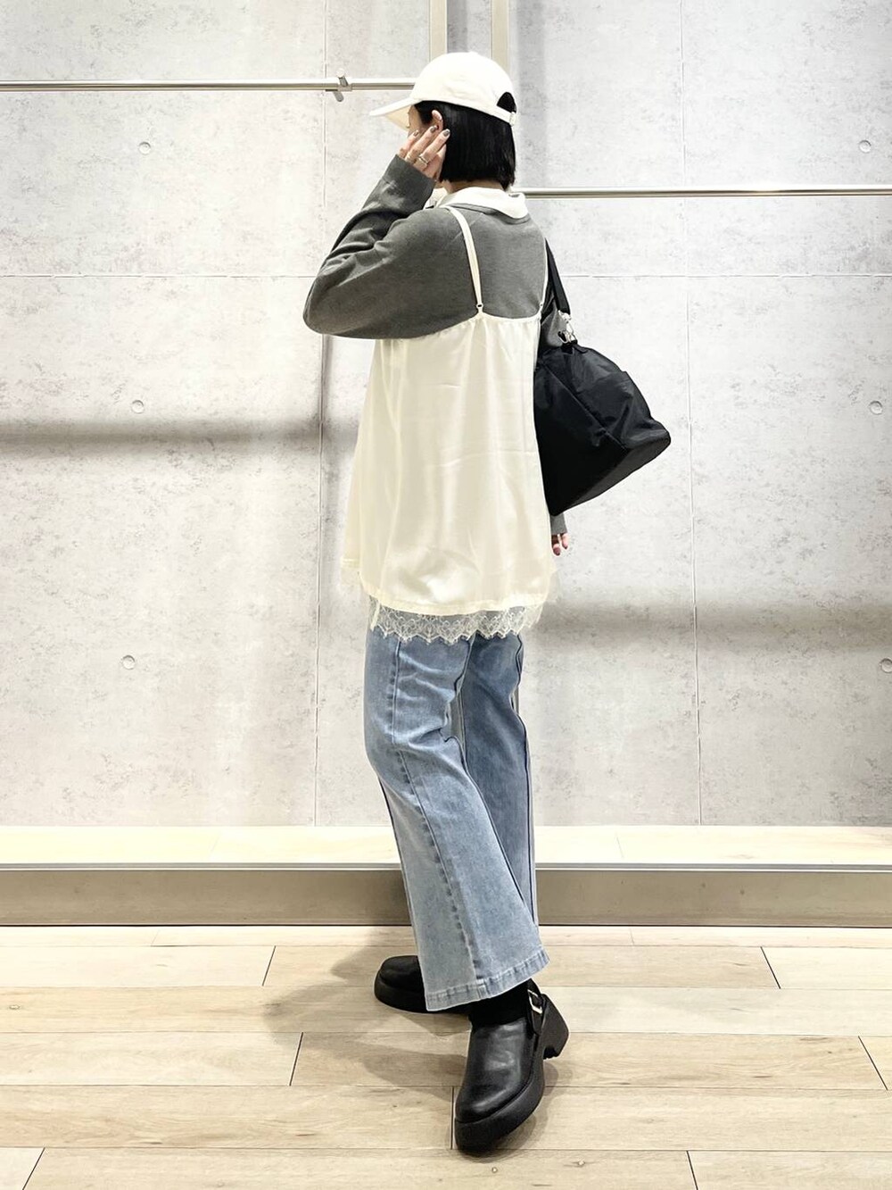 ブルー系のその他パンツ、ブラック系のサンダル、ブラック系のショルダーバッグを着用したレディースの冬コーディネートの3枚目の写真