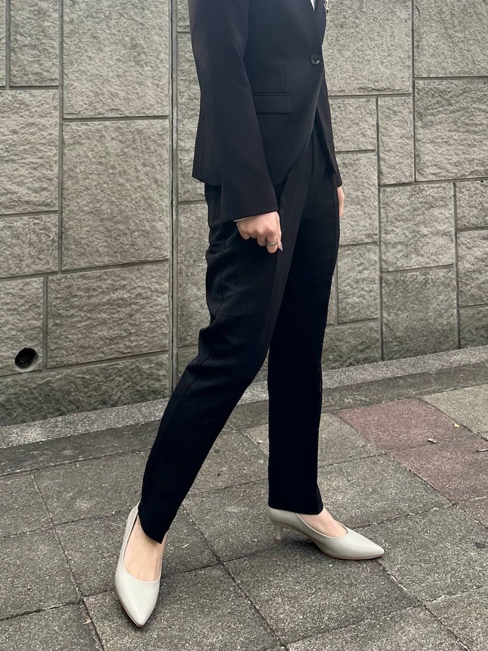「ブラウス、パンプス、LEPSIM、入学式、卒業式、入園式、卒園式、セレモニー、オケージョン、セットアップ、ジャケット、オフィスカジュアル、モノトーン、プチプラ、シンプルコーデ」｜「LEPSIMのフリンジイージースカート　102864（スカート、ブラック系）」を使った、エムアイさん（レディース・162cm）の冬コーディネートの4枚目の写真