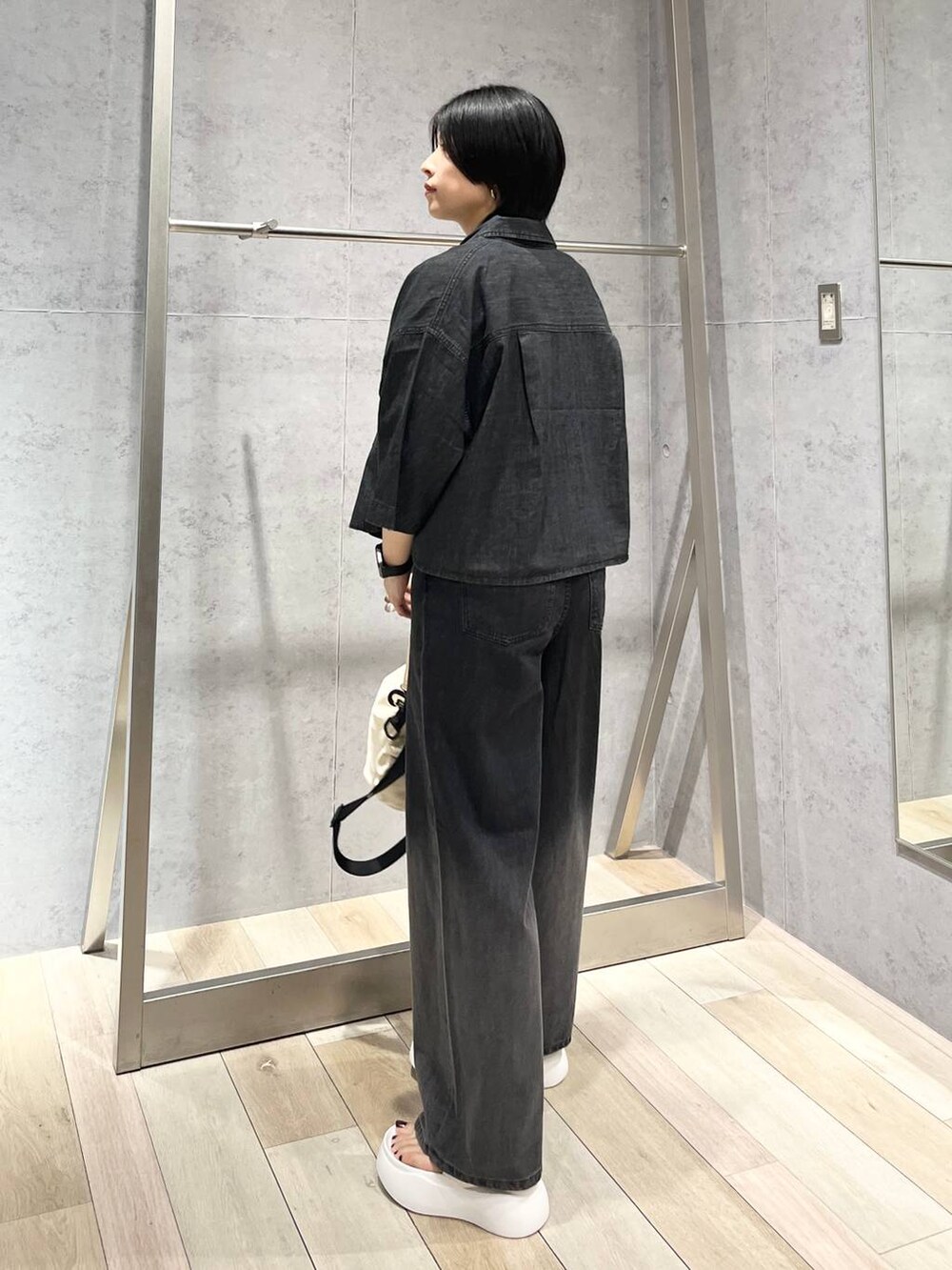 ホワイト系のサンダル、ブラック系のシャツ/ブラウス、ブラック系のシャツ/ブラウスを着用したレディースの春コーディネートの7枚目の写真