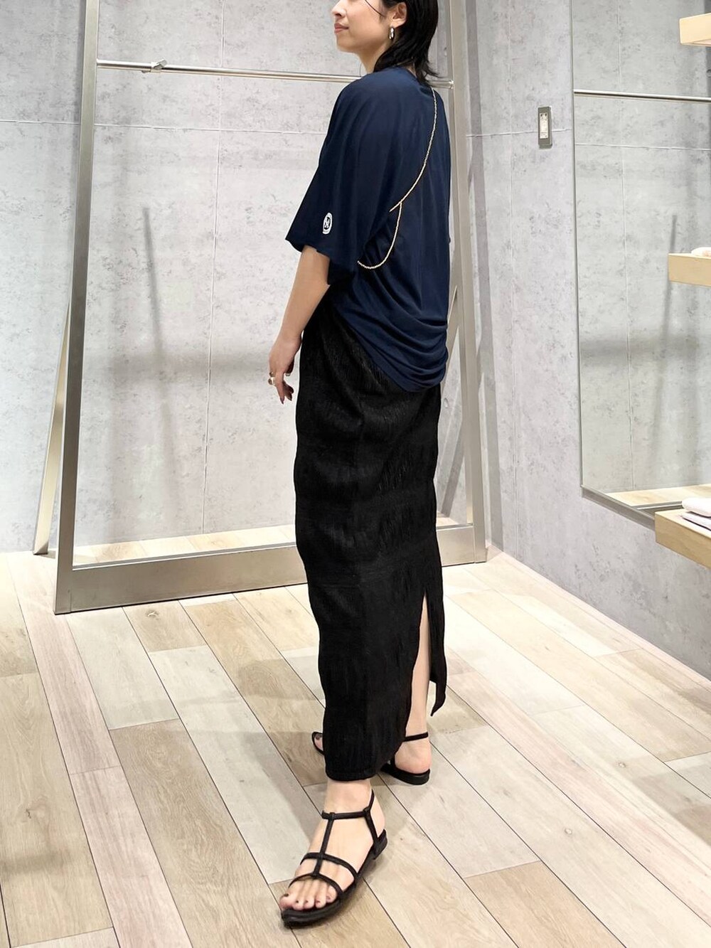 ブラック系のサンダル、ブラック系のスカート、ホワイト系のTシャツ/カットソーを着用したレディースの夏コーディネートの3枚目の写真