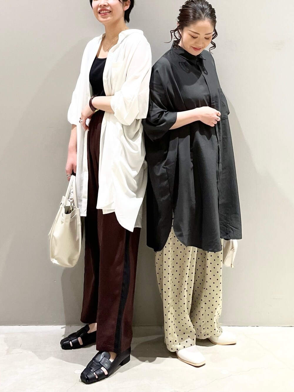 「LEPSIM、レプシィム(LEPSIM)、チュニック、シャツスタイル、シャツワンピ、お出かけコーデ日記、ラインパンツ、初夏コーデ、春夏コーデ、休日スタイル、ビッグシルエット、ショルダーバッグ、グルカサンダル、サテンパンツ、ミュール」｜「LEPSIMのグルカパンプス　181280（パンプス、ブラック系）」を使った、エムアイさん（レディース・162cm）の春コーディネートの2枚目の写真