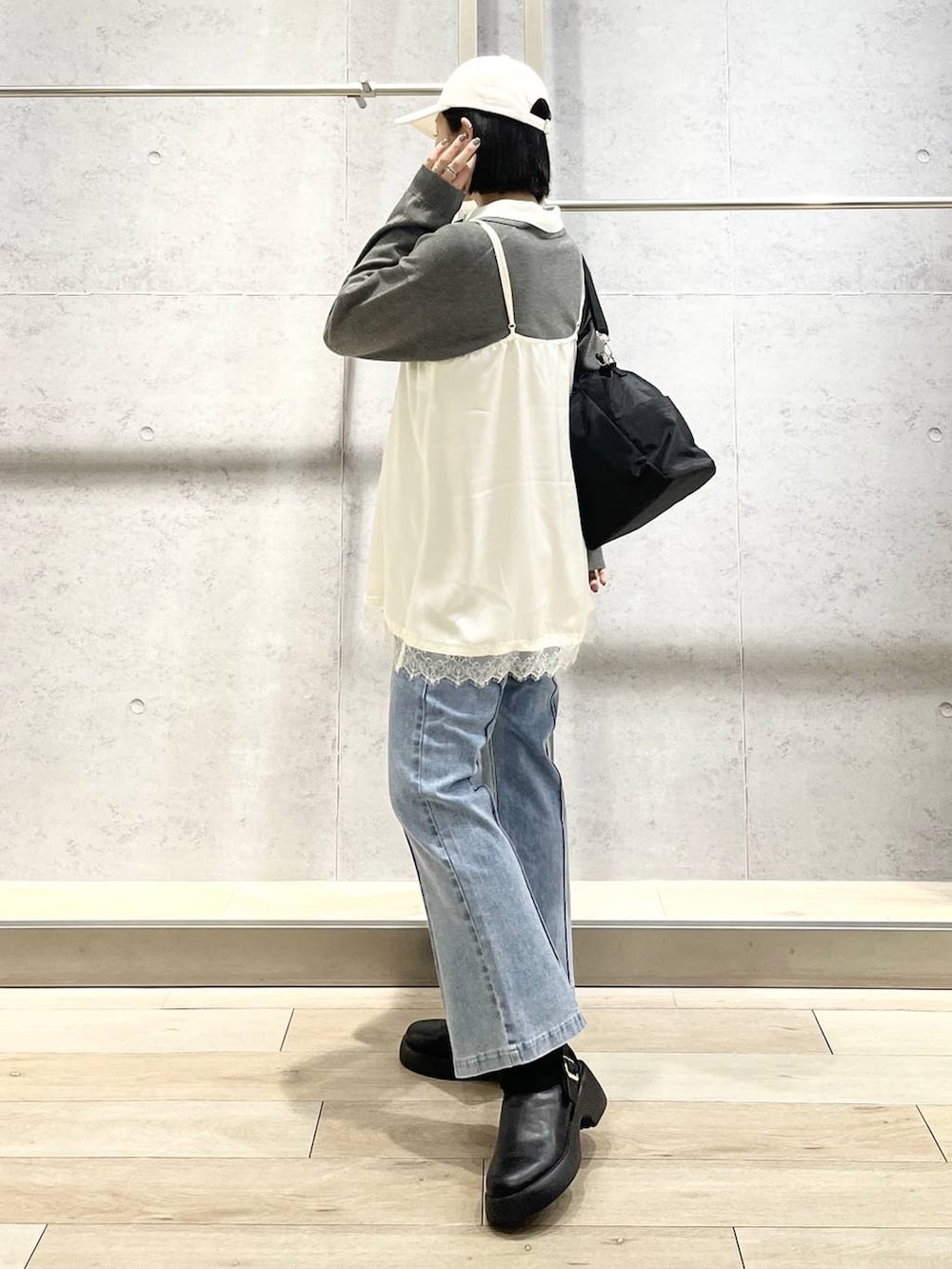 ブルー系のその他パンツ、ブラック系のサンダル、ブラック系のショルダーバッグを着用したレディースの冬コーディネートの3枚目の写真