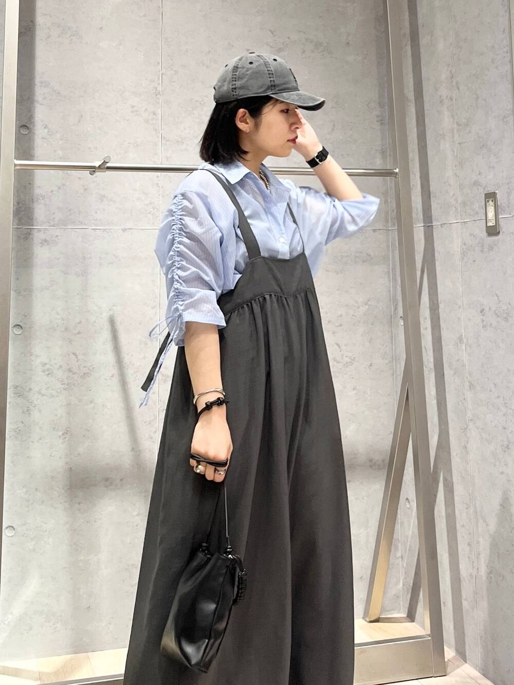 グレー系のサロペット/オーバーオール、ブラック系のサンダル、ブラック系のショルダーバッグを着用したレディースの夏コーディネートの2枚目の写真