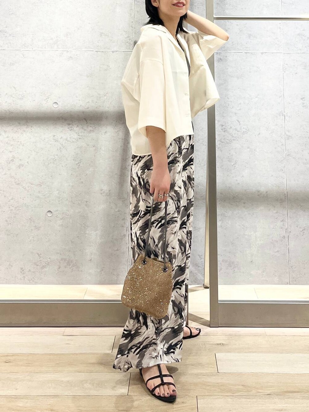 その他のショルダーバッグ、ブラック系のサンダル、ホワイト系のシャツ/ブラウスを着用したレディースの夏コーディネートの3枚目の写真