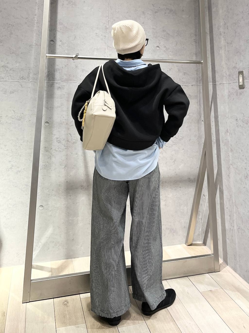 ブルー系のシャツ/ブラウス、ブラック系のボストンバッグ、ブラック系のパンプスを着用したレディースの冬コーディネートの7枚目の写真