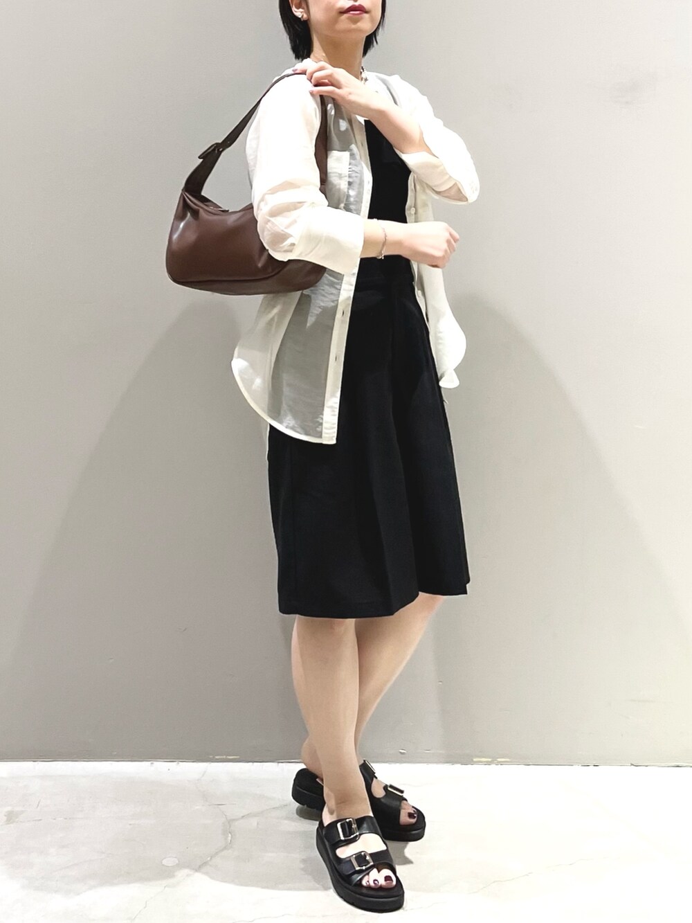 ブラウン系のショルダーバッグ、ブラック系のサンダル、ブラック系のその他パンツを着用したレディースの夏コーディネートの2枚目の写真