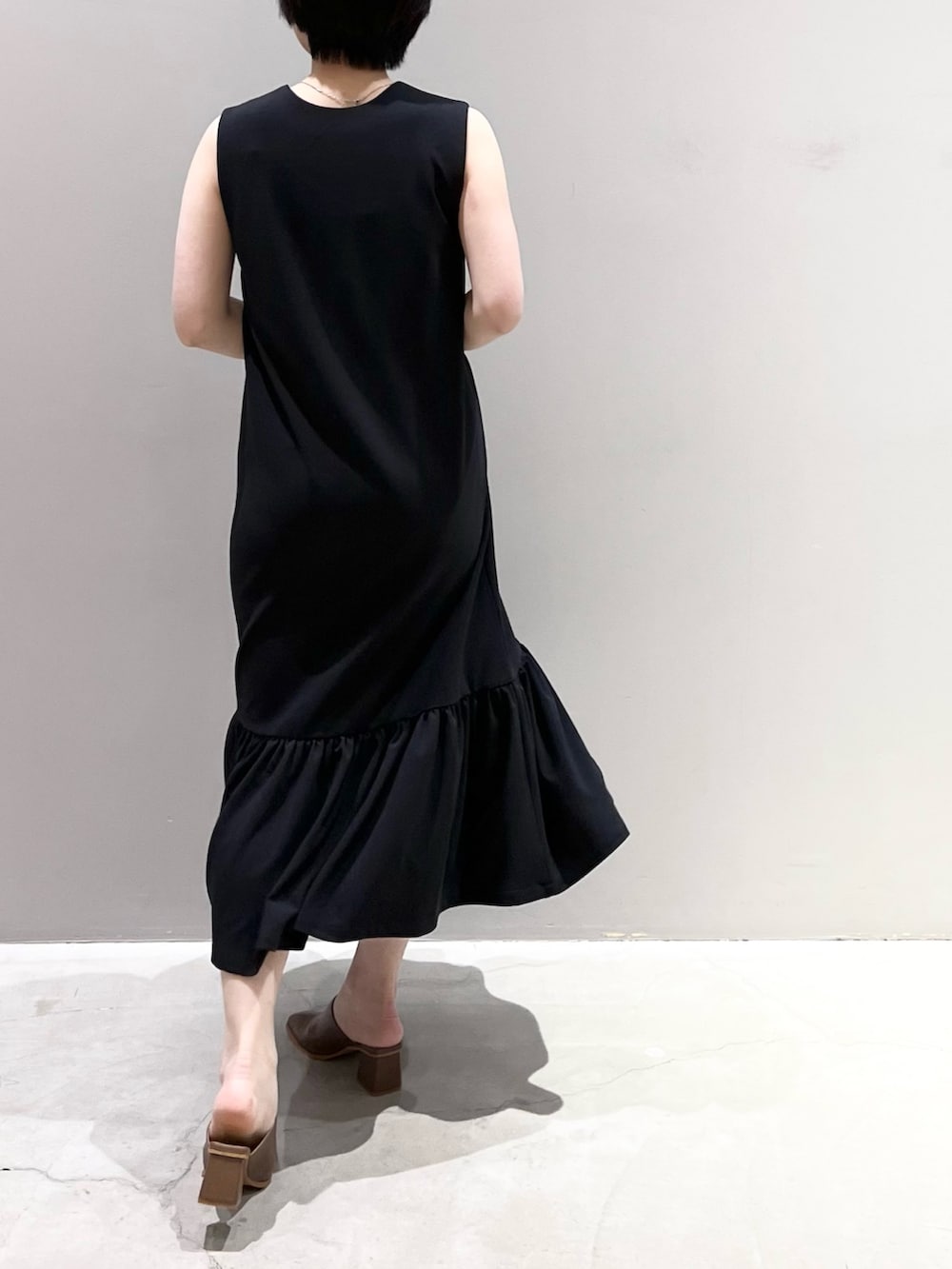 「LEPSIM、レプシィム(LEPSIM)、ワンピース、ジャンパースカート、ジャンスカ、ティアード、ティアードワンピース、ミュール、スクエアトゥ、モノトーン、春コーデ、夏コーデ、モード、シンプルコーデ、ノースリーブワンピース」｜「LEPSIMのカットジョーゼットフリルVジャンスカ　191768（ワンピース、ブラック系）」を使った、エムアイさん（レディース・162cm）の春コーディネートの5枚目の写真