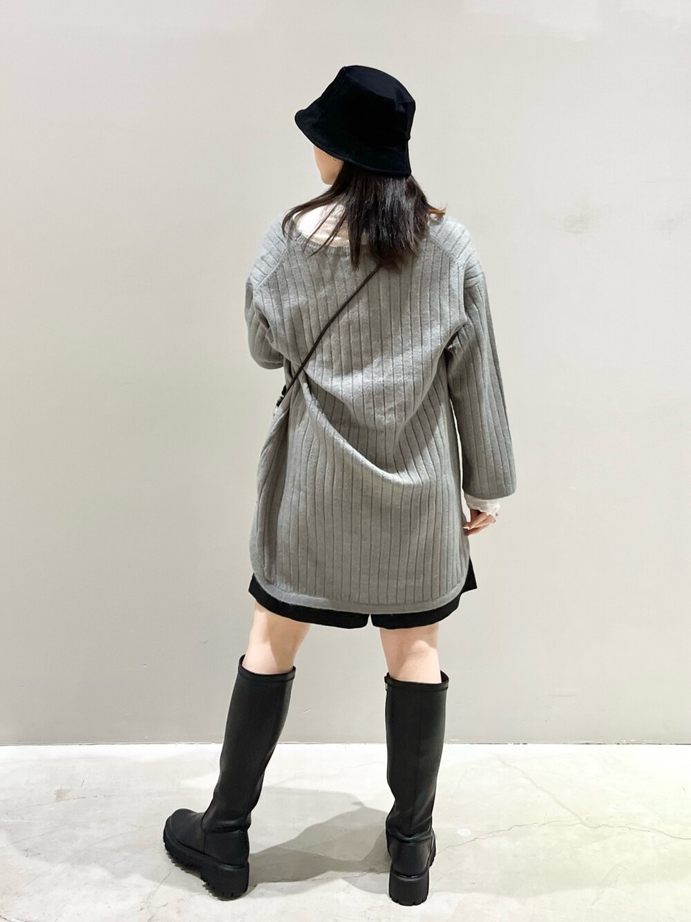 「LEPSIM、レプシィム(LEPSIM)、シンプルコーデ、厚底シューズ、ロングブーツ、ニット、レイヤードスタイル、韓国ファッション、ショートパンツ、ハーフパンツ、きれいめカジュアル、レザー、秋冬コーデ、ニットワンピース、チェック」｜「LEPSIMのアソートスマホショルダー　344203（ショルダーバッグ、その他）」を使った、エムアイさん（レディース・162cm）の秋コーディネートの4枚目の写真