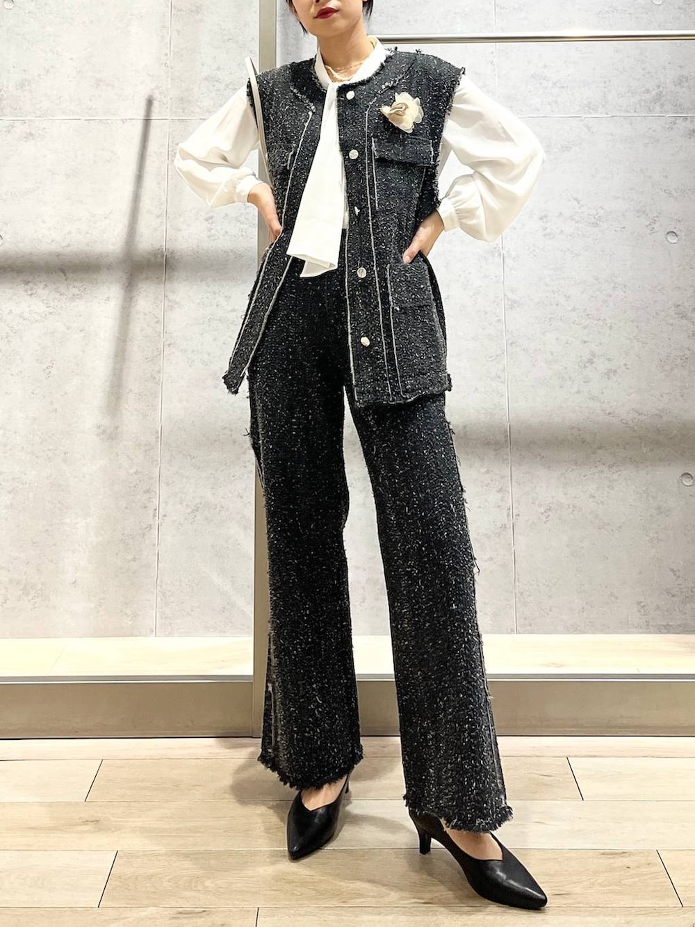 ホワイト系のシャツ/ブラウス、ブラック系のパンプス、ホワイト系のショルダーバッグを着用したレディースの冬コーディネートの2枚目の写真