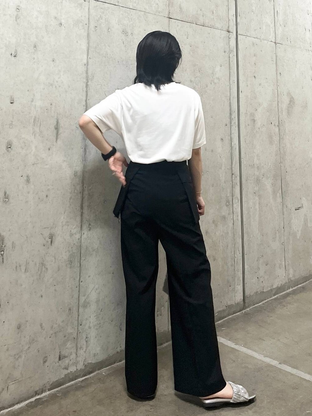 シルバー系のショルダーバッグ、ブラック系のその他パンツ、ホワイト系のTシャツ/カットソーを着用したレディースの夏コーディネートの4枚目の写真
