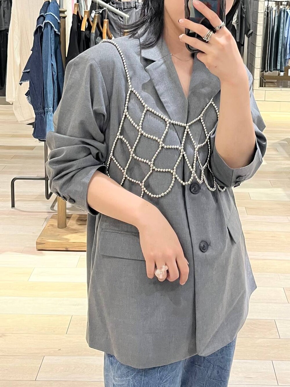 シルバー系のベスト、その他のバレエシューズ、グレー系のテーラードジャケットを着用したレディースの秋コーディネートの6枚目の写真