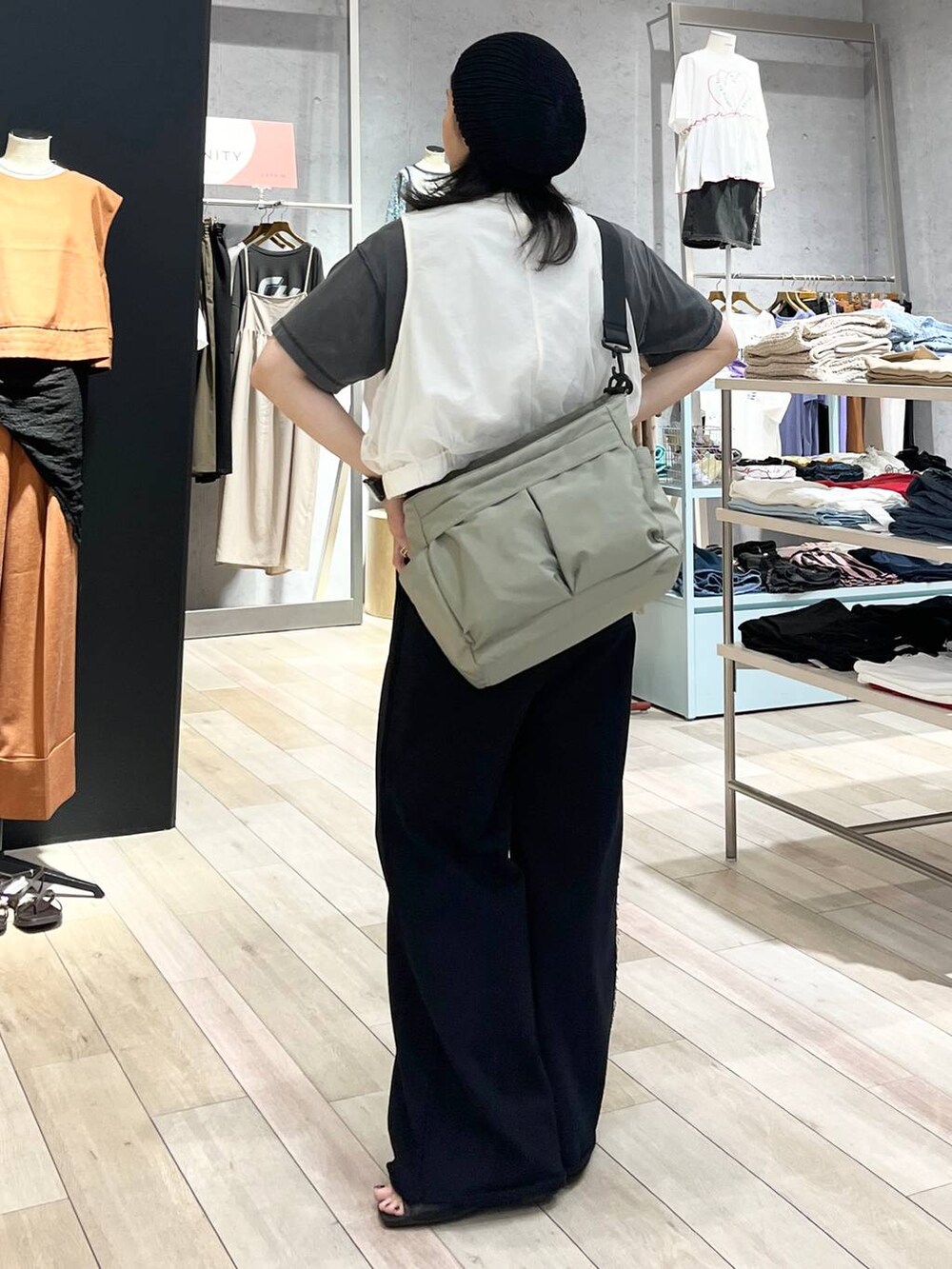 ブラック系のスウェットパンツ、ホワイト系のその他アウター、ブラック系のサンダルを着用したレディースの夏コーディネートの3枚目の写真