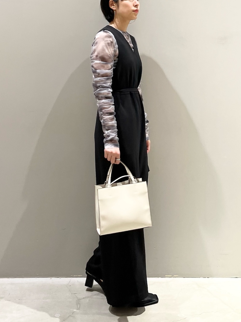 「LEPSIM、レプシィム(LEPSIM)、オケージョン、結婚式、結婚式二次会スタイル、オールインワン、シアートップス、ショルダーバッグ、トートバッグ、パンプス、スクエアトゥ、ドレス、ドレスシューズ、プチプラ、パーティースタイル」｜「LEPSIMのVネックオールインワン【jours heureux】　964369（つなぎ/オールインワン、ブラック系）」を使った、エムアイさん（レディース・162cm）の夏コーディネートの7枚目の写真