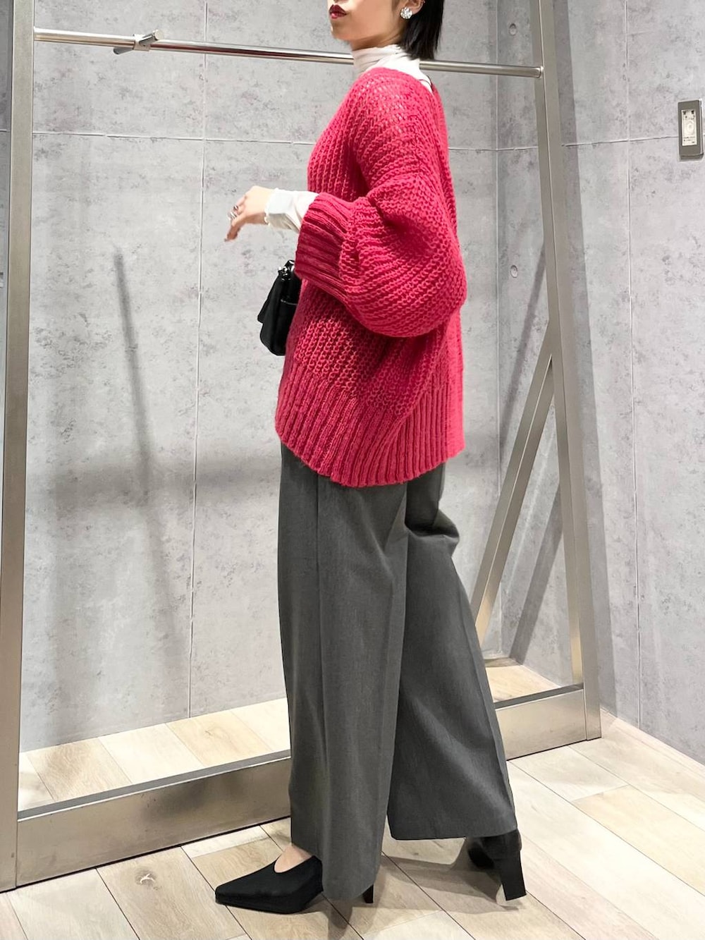 ホワイト系のTシャツ/カットソー、グレー系のその他パンツ、ブラック系のショルダーバッグを着用したレディースの秋コーディネートの5枚目の写真