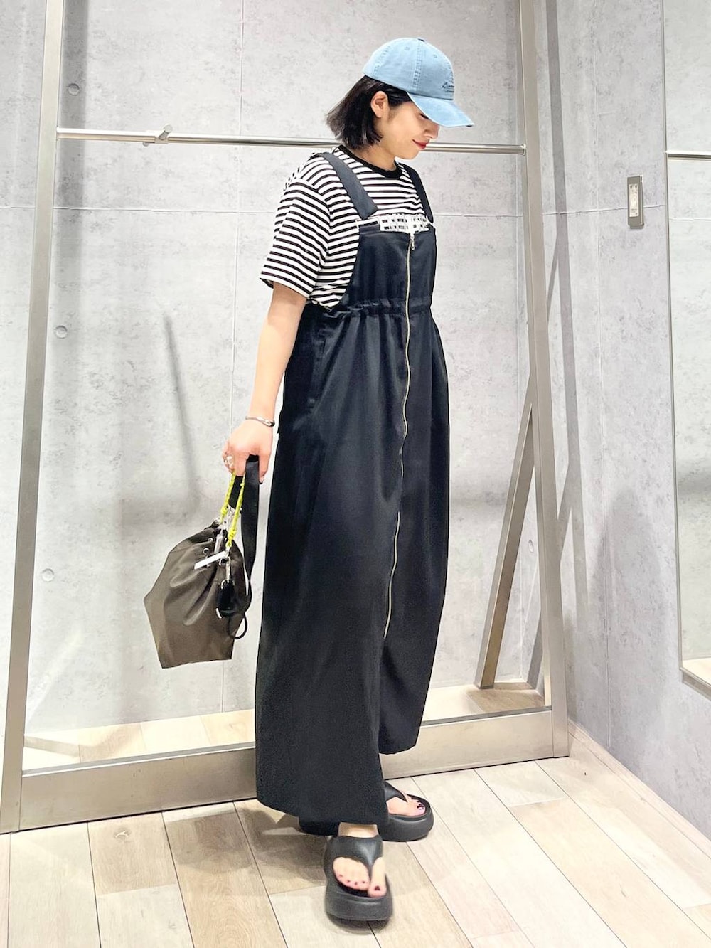 「カジュアル、モード、ベーシック/シンプル、デート/ロマンティック、楽ちんコーデ、夏コーデ、女子会、きれいめカジュアル_LEPSIM、バッグ、LEPSIM、サンダル、おでかけ、シンプルコーデ、ワンピース、WEB限定」｜「LEPSIMのEVA厚底トングサンダル　327881（サンダル、ブラック系）」を使った、エムアイさん（レディース・162cm）の夏コーディネートの6枚目の写真