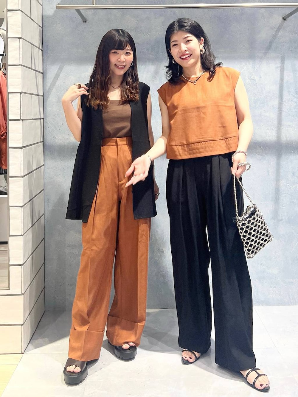 「カジュアル、モード、ベーシック/シンプル、デート/ロマンティック、楽ちんコーデ、春コーデ、女子会、きれいめカジュアル_LEPSIM、LEPSIM、おでかけ、シンプルコーデ、春色、セットアップ、リネン・透けアイテム、ベスト」｜「LEPSIMの《リネンライクドライシリーズ》リネンライク切り替えベスト　243500（その他アウター、ブラック系）」を使った、エムアイさん（レディース・162cm）の春コーディネートの2枚目の写真